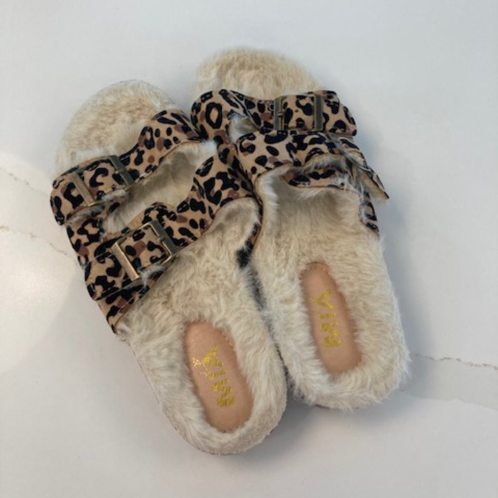 Fluffy cheetah print slides